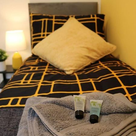 Elegant Room In Stylish House Мілтон-Кінз Екстер'єр фото
