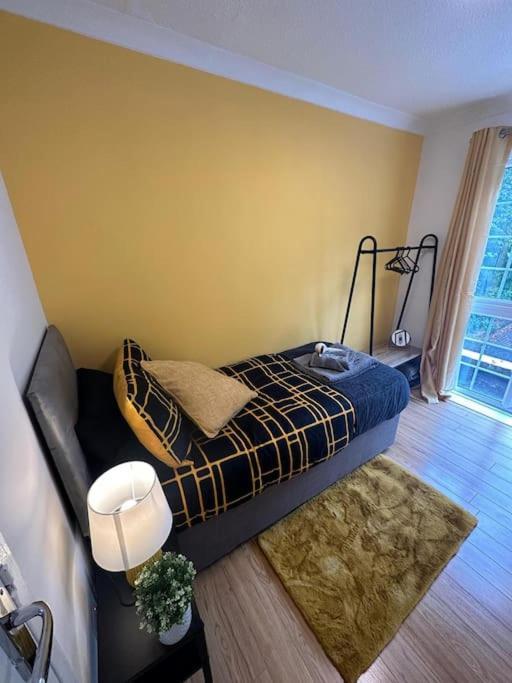 Elegant Room In Stylish House Мілтон-Кінз Екстер'єр фото