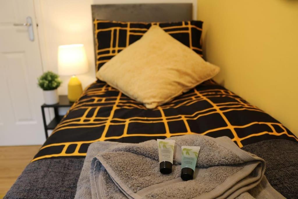 Elegant Room In Stylish House Мілтон-Кінз Екстер'єр фото