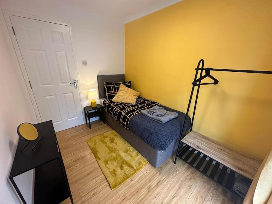 Elegant Room In Stylish House Мілтон-Кінз Екстер'єр фото